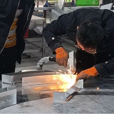 RAYCUS Handheld Fiber Laser Welding Machine for Stainless Steel Aluminum Plate Pipes
